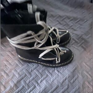 Selling them cause I barely wear them we can talk ab a price.